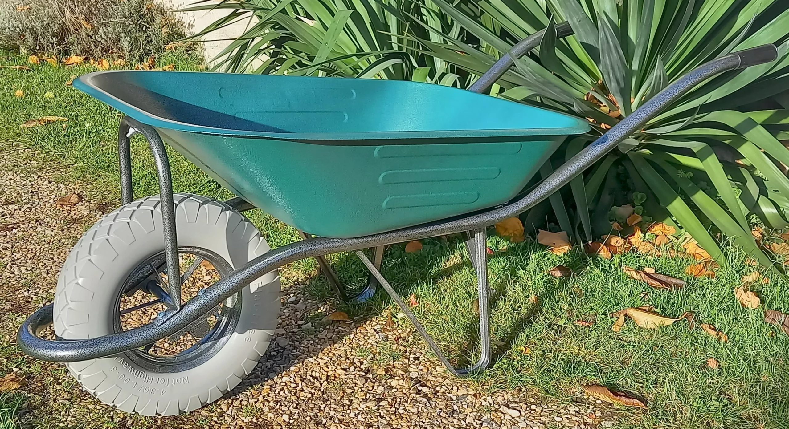 Brouette 90L peinte verte – Image 2